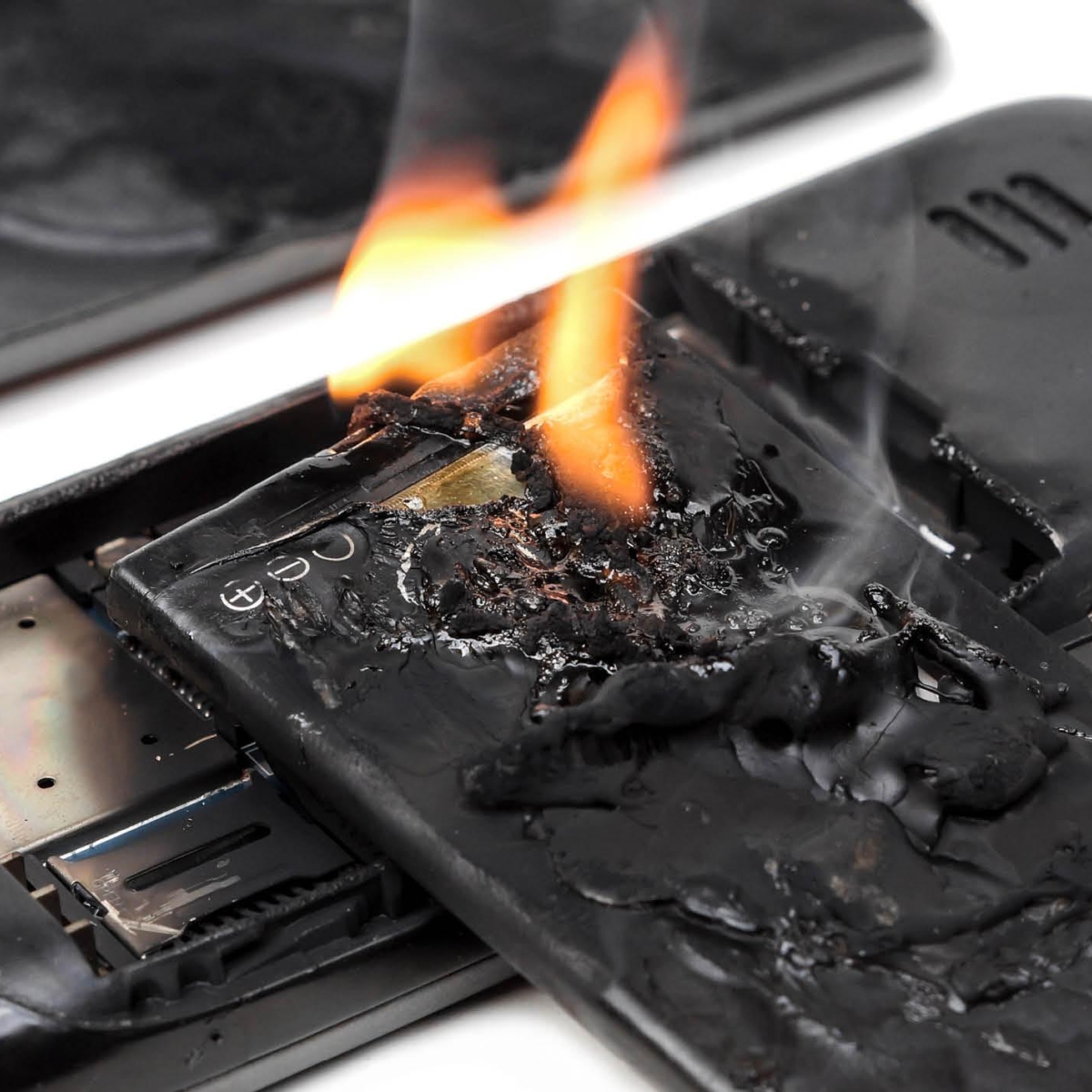 Een brandende batterij van een mobiele telefoon.