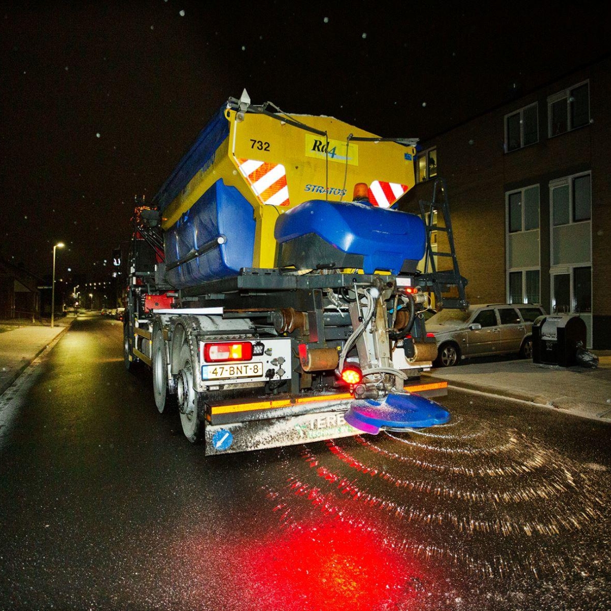 Rd4 strooiwagen strooit zout op de weg tijdens vorst.
