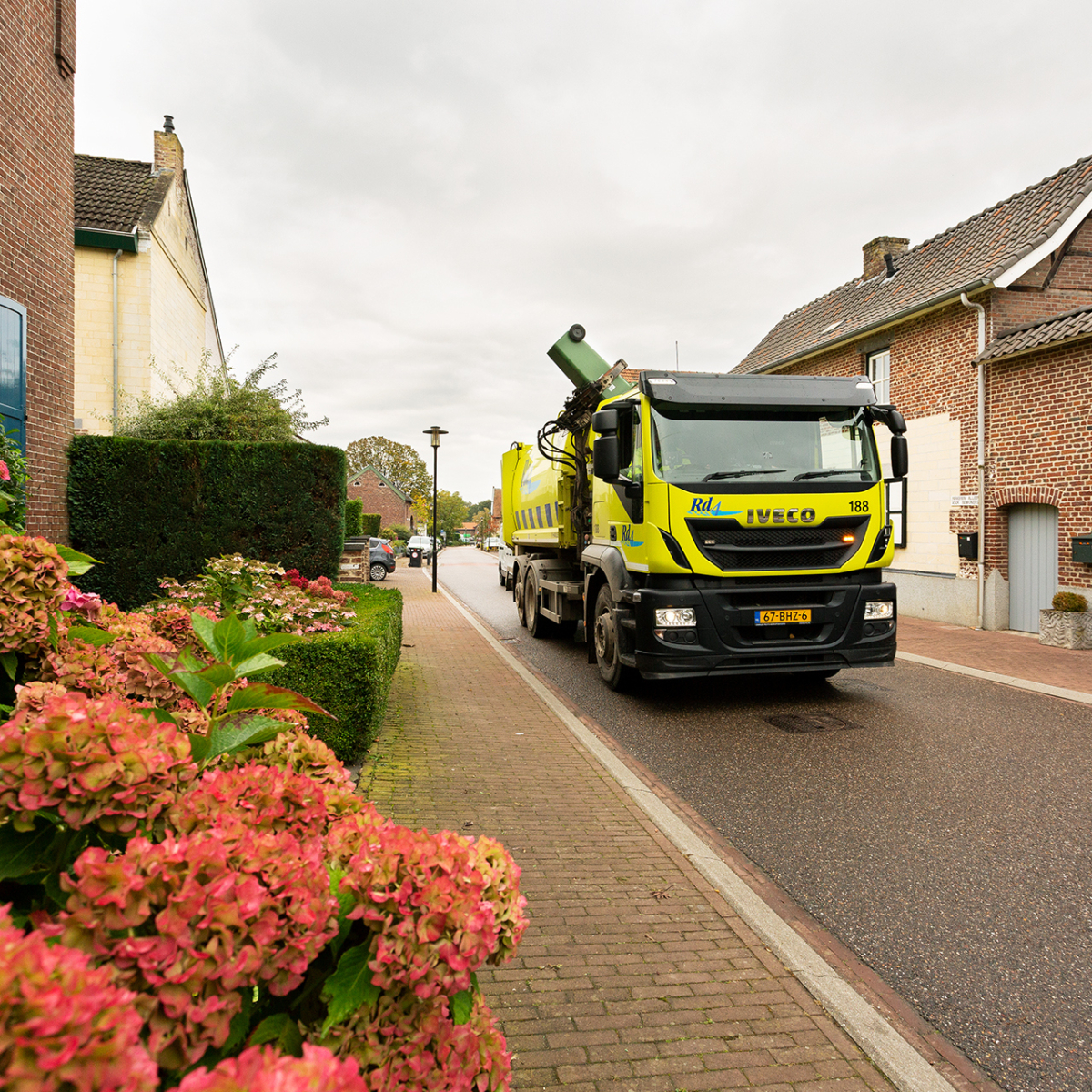Een inzamelwagen van Rd4 leegt een container.